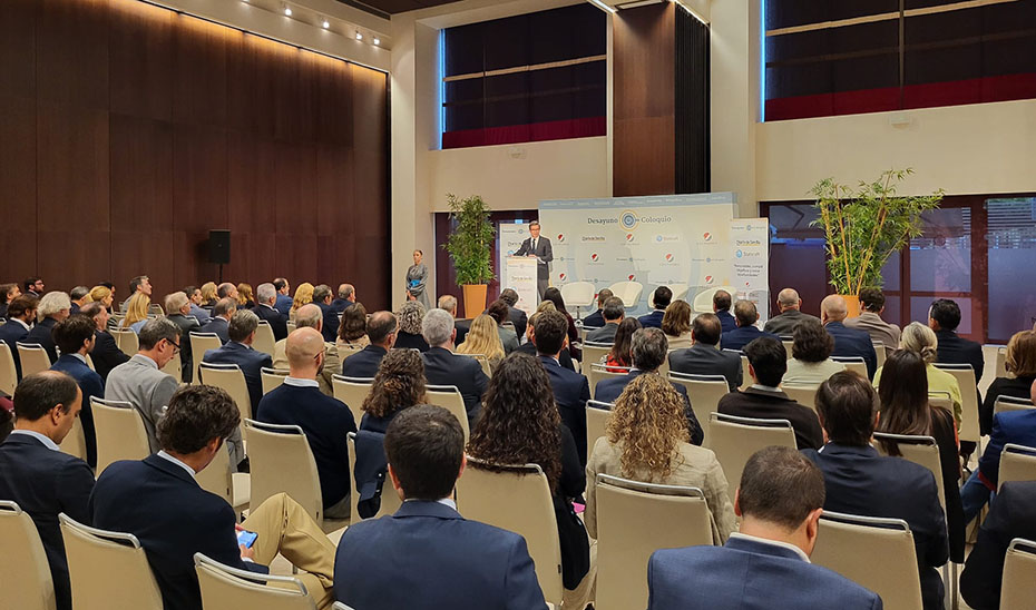 El consejero de Industria, Energía y Minas de la Junta de Andalucía, Jorge Paradela, en un momento de su intervención en el desayuno del Grupo Joly en Sevilla.